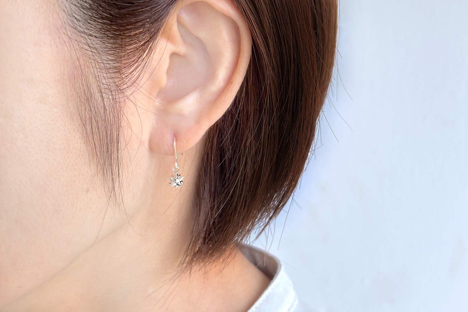 揺れるきらめく小さな星のフックピアス